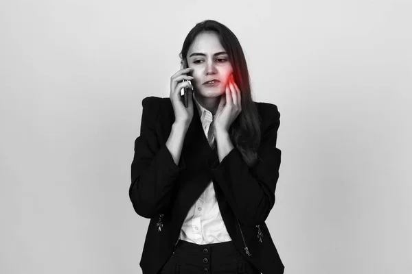 Retrato de una joven mujer de negocios con dolor de muelas. Blanco y negro con acento rojo —  Fotos de Stock