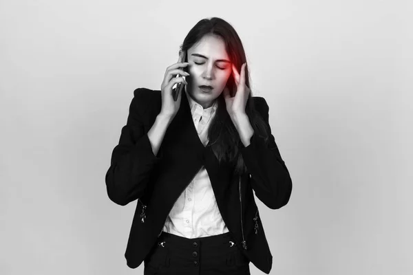 Portrait d'une jolie jeune femme d'affaires stressée et souffrant de migraine. Noir et blanc avec accent rouge — Photo