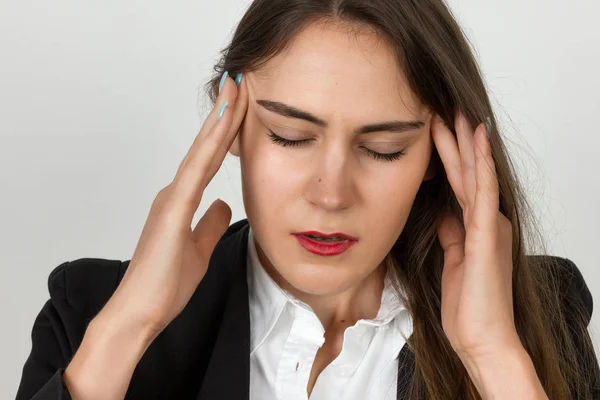 Retrato de una joven y bonita empresaria estresada y con dolor de cabeza con migraña. Concepto de dolor de cerca — Foto de Stock