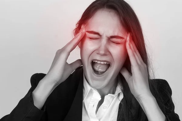 Retrato de una joven y bonita empresaria estresada y con dolor de cabeza con migraña. Blanco y negro con acento rojo. Concepto de dolor de cerca —  Fotos de Stock