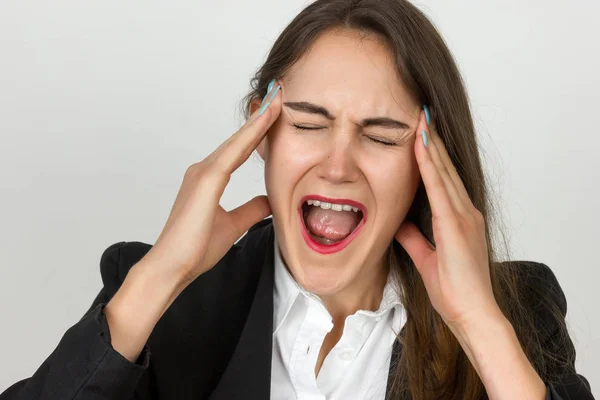 Retrato de una joven y bonita empresaria estresada y con dolor de cabeza con migraña. Concepto de dolor de cerca — Foto de Stock