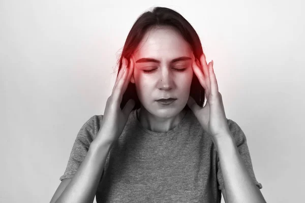 Porträt einer hübschen Frau mit Stress und Kopfschmerzen, die Migräne hat. schwarz-weiß mit rotem Akzent — Stockfoto