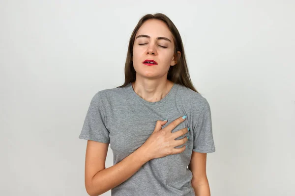 Красива жінка з серцевим нападом або зламаним серцем — стокове фото