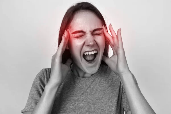 Retrato de una mujer bonita con estrés y dolor de cabeza con migraña. Blanco y negro con acento rojo —  Fotos de Stock