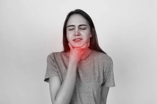 Boğaz ağrısı olan kadın. Siyah ve beyaz ile kırmızı vurgu