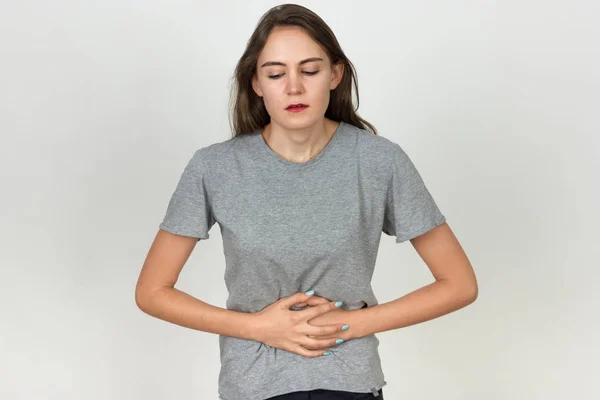 Retrato de una mujer bonita con problemas estomacales —  Fotos de Stock