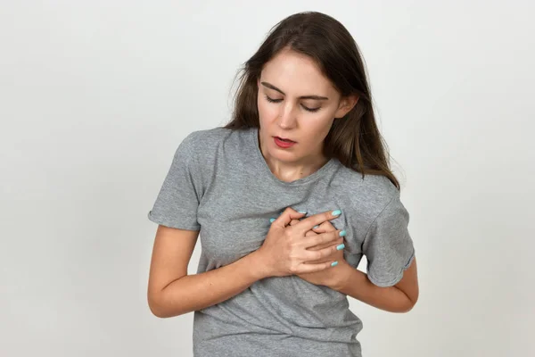 Schöne Hündin mit Herzinfarkt oder gebrochenem Herzen — Stockfoto