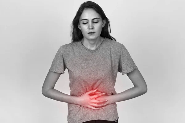 Mide sorunları olan güzel bir kadın portresi. Siyah ve beyaz ile kırmızı vurgu