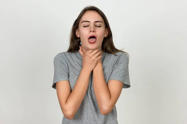 Mulher jovem com dor de garganta . — Fotografia de Stock