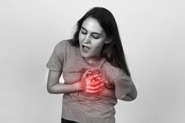 Красива жінка з серцевим нападом або зламаним серцем — стокове фото
