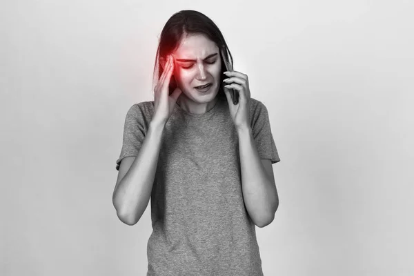 Retrato de uma mulher bonita estresse e dor de cabeça com dor de enxaqueca. Preto e branco com sotaque vermelho — Fotografia de Stock
