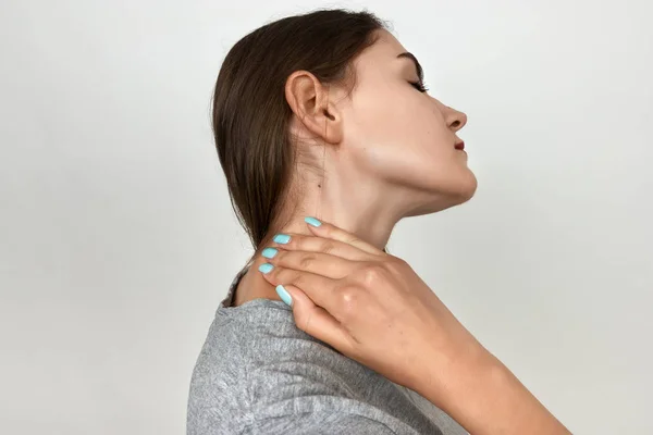 Porträt einer hübschen Frau, die ihren Hals vor Schmerzen und Unbehagen hält. Schmerzkonzept hautnah — Stockfoto