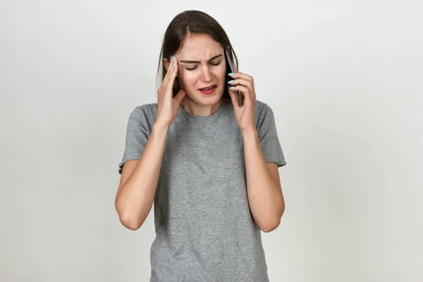 Retrato de una mujer bonita con estrés y dolor de cabeza con migraña — Foto de Stock