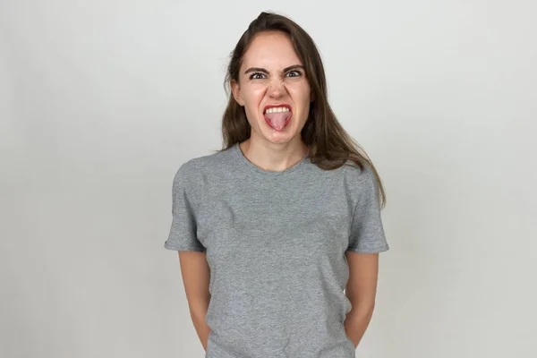 Frau zeigt Zunge — Stockfoto