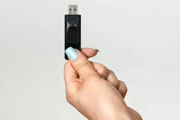 Kadının el içinde USB birden parlamak götürmek. Portre.