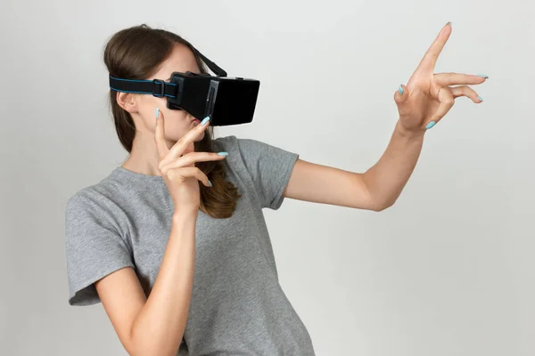 Girl in the helmet of virtual reality — Stock Photo, Image