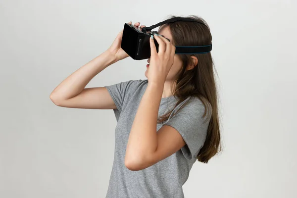 Dziewczyna w kask wirtualnej rzeczywistości — Zdjęcie stockowe