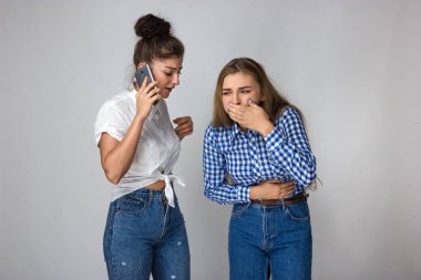 Mide sorunları olan güzel bir kadın portresi kız kardeşi bir doktor çağırır. ve gri arka plan üzerinde duran