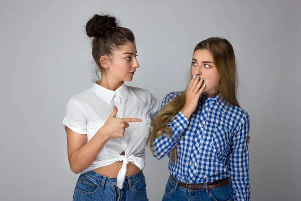 Glücklich Wtwo Junge Schwestern Zeigen Finger Weg Über Grauen Hintergrund — Stockfoto