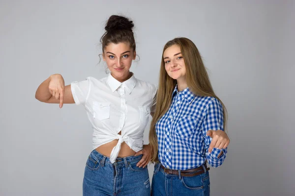 Lachende Prachtige Twee Jonge Zussen Die Vingers Omlaag — Stockfoto