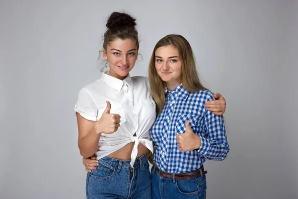 Kciuk Górę Szczęśliwy Dwie Siostry Młody Białym Tle Szarym Tle — Zdjęcie stockowe