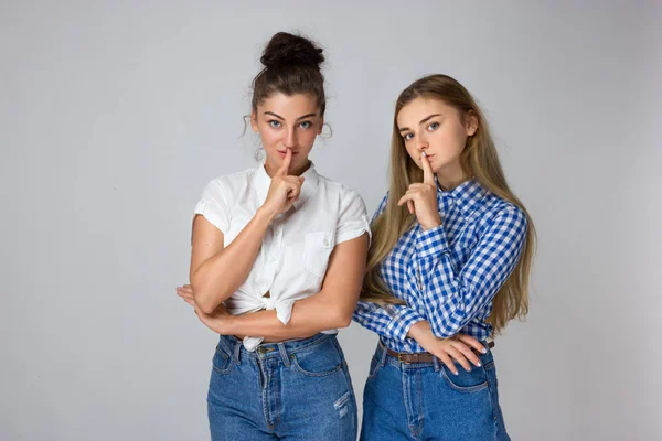 Zwei Junge Schwestern Mit Einem Finger Auf Den Lippen Schweigende — Stockfoto