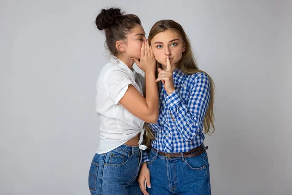 Twee Jonge Zussen Met Een Vinger Hun Lippen Stil Gebaar — Stockfoto