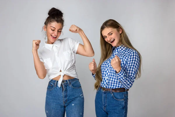 Joyeux Très Heureux Deux Jeunes Sœurs Sur Fond Gris — Photo
