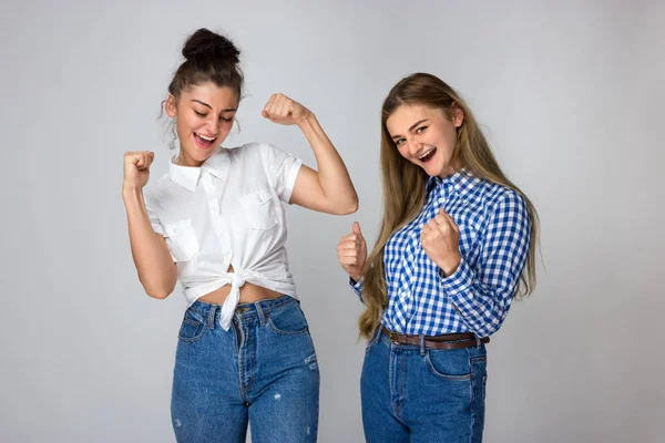 Freudig Sehr Glückliche Zwei Junge Schwestern Auf Grauem Hintergrund — Stockfoto