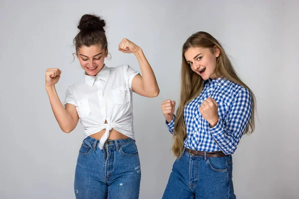 Vrolijke Erg Blij Twee Jonge Zussen Een Grijze Achtergrond — Stockfoto