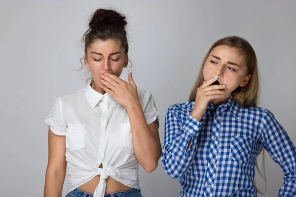 Zwei Müde Junge Schwestern Auf Grauem Hintergrund — Stockfoto