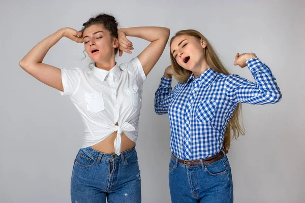Duas Jovens Irmãs Cansadas Fundo Cinza — Fotografia de Stock