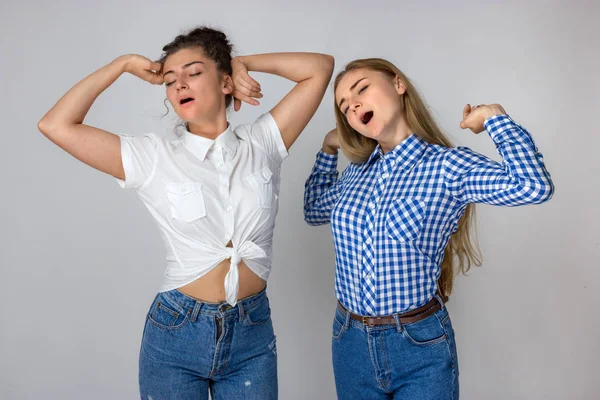 Dos Jóvenes Hermanas Cansadas Sobre Fondo Gris —  Fotos de Stock