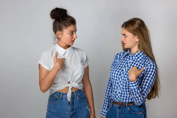 Porträt Zweier Junger Schwestern Zeigt Einen Finger Auf Dem Grauen — Stockfoto