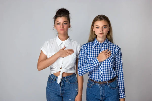 Zwei Junge Schwestern Leisten Einen Eid Mit Hand Auf Herz — Stockfoto