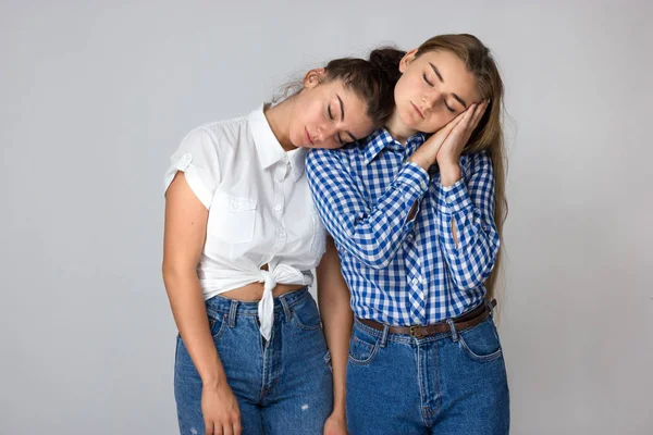 Portret Van Een Twee Jonge Zussen Pretendeert Zijn Slaap Haar — Stockfoto