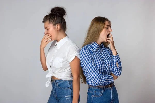 Zwei Müde Junge Schwestern Auf Grauem Hintergrund — Stockfoto