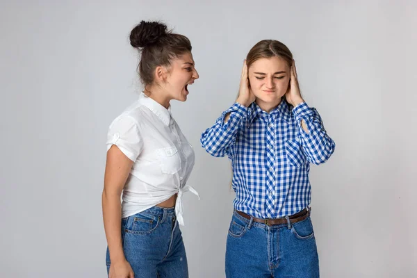 Junge Wütende Frau Schreit Und Schmollende Schwester Schließt Ihre Ohren — Stockfoto