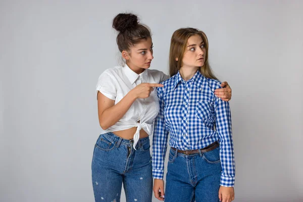 Zwei Junge Schwestern Zeigen Finger Weg Über Grauem Hintergrund — Stockfoto