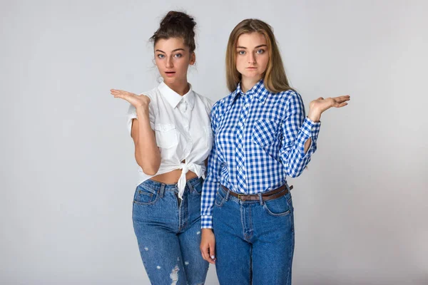 Portrait Deux Jeunes Sœurs Présentant Avec Une Main Debout Sur — Photo
