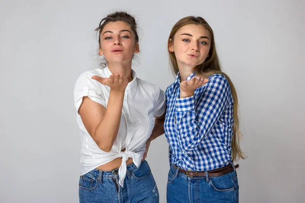 Zwei Junge Schwestern Die Uns Vor Grauem Hintergrund Einen Wehenden — Stockfoto