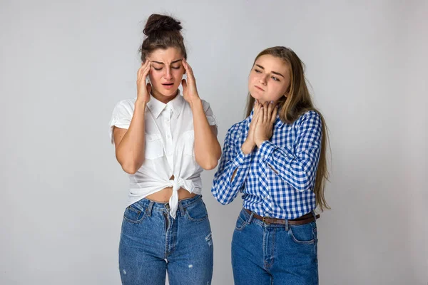 Retrato Dos Hermanas Jóvenes Sobre Estrés Fondo Gris Dolor Cabeza —  Fotos de Stock