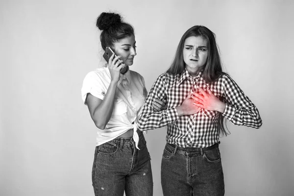 Schöne Frau Mit Herzinfarkt Oder Gebrochenem Herzen Ruft Ihre Schwester — Stockfoto