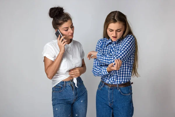 Ellbogenschmerzen Schöne Frau Hält Ihren Ellenbogen Schwester Ruft Einen Arzt — Stockfoto