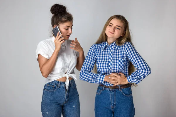 Portrait Une Jolie Femme Avec Des Problèmes Estomac Sœur Appelle — Photo