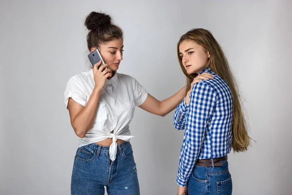 Junge Frau Mit Schulterschmerzen Ihre Schwester Ruft Vor Grauem Hintergrund — Stockfoto