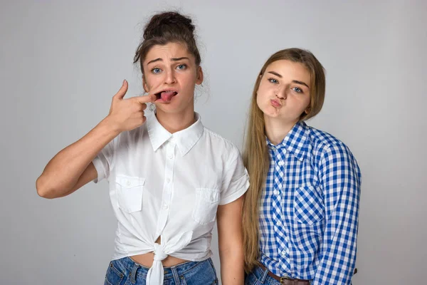 Zwei Junge Schwestern Winden Ihr Gesicht Vor Grauem Hintergrund — Stockfoto