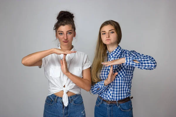 Portrait Deux Jeunes Sœurs Debout Les Mains Croisées Montrant Geste — Photo