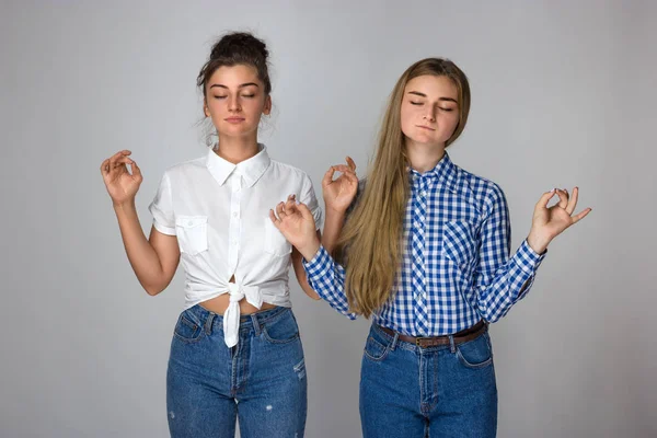 Porträt Zweier Junger Schwestern Die Yoga Praktizieren Vor Grauem Hintergrund — Stockfoto