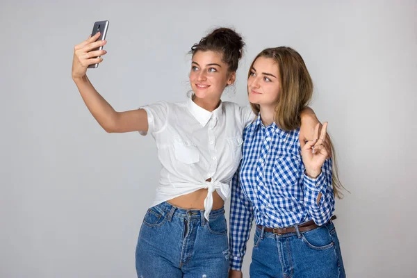 Porträt Zweier Junger Schwestern Die Lächeln Und Ein Selfie Vor Stockfoto